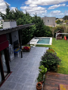 Casa con pileta en B privado solo familias